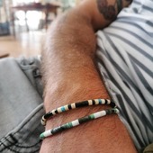 Ce bracelet Heishi @harpoparis est enfilé de perles en turquoise Kingman (Arizona), coquillage melo melo et serpentine. 

La fabrication de ces perles Heishi est longue et méticuleuse: des pierres, des coquillages ou autres matières brutes sont d'abord taillées, puis percées et enfilées sur un fil de fer, ensuite l'artiste ponce ce rang sur une meule afin de former les perles Heishi. 

La qualité des perles Heishi véritables est reconnaissable à leur rendu uniforme et lisse au touché.
.
.
#brest #bijoux #bijouxhomme #bracelet #menstyle #artisant #bijouxamerindiens #turquoise #terredefemmesbijoux